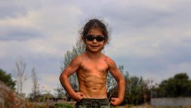 Šestiletý chlapec Arat Hosseini má větší svaly než většina dospělých.