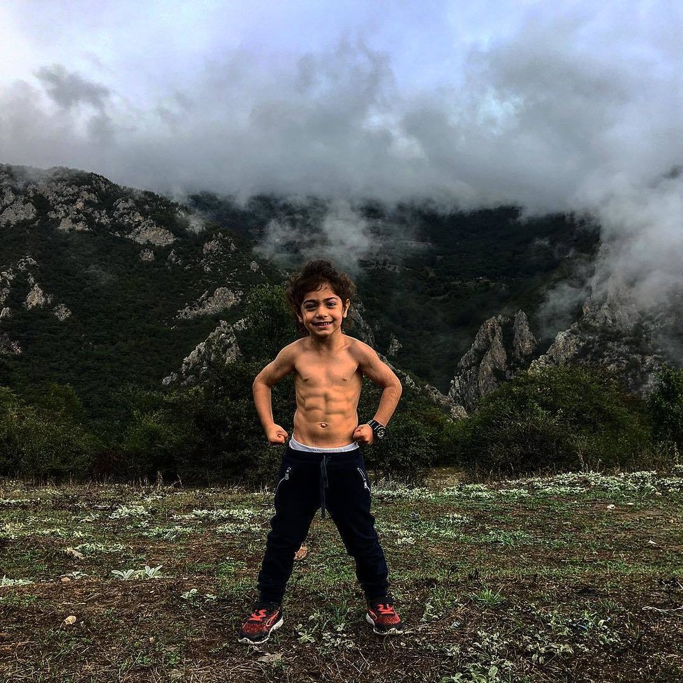 Šestiletý chlapec Arat Hosseini má větší svaly než většina dospělých.