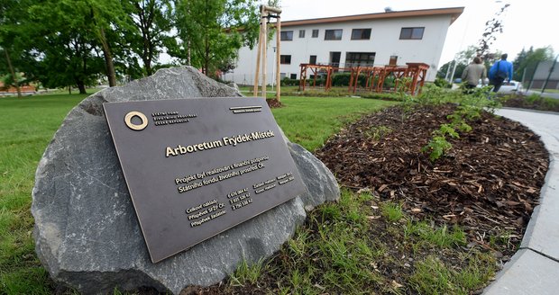Ve Frýdku-Místku poblíž nemocnice bylo otevřeno nově vybudované arboretum o rozloze téměř dvou hektarů.