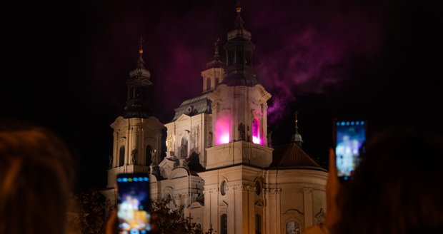 Historické věže po tři dny "hořely". Může za to premiéra seriálu Arcane