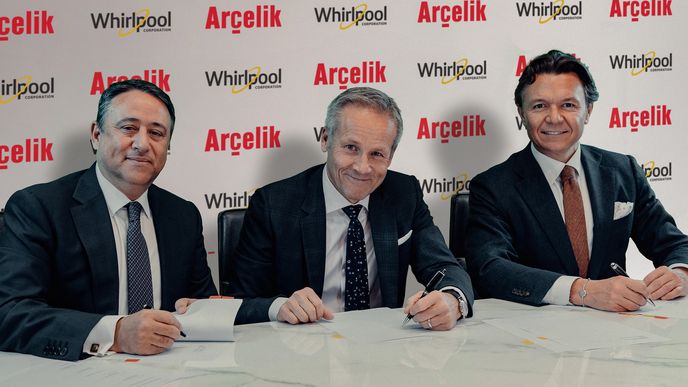 Fatih Kemal Ebiçlioğlu, prezident skupiny spotřebního zboží Koç Holding, Marc Bitzer, generální ředitel Whirlpool Cooperation, Hakan Bulgurlu, generální ředitel Arçelik.