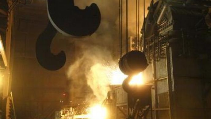 ArcelorMittal Ostrava obnovil dodávky tekutého železa ocelárně Evraz Vítkovice Steel. Skončilo tak čtyřměsíční období, kdy vítkovická ocelárna odmítala od ArcelorMittal přijímat surové železo kvůli sporům ohledně cen.