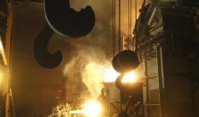 ArcelorMittal Ostrava obnovil dodávky tekutého železa ocelárně Evraz Vítkovice Steel. Skončilo tak čtyřměsíční období, kdy vítkovická ocelárna odmítala od ArcelorMittal přijímat surové železo kvůli sporům ohledně cen.