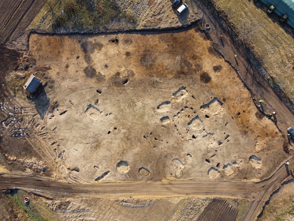 Archeologové z Archaia Brno našli v trase budoucí dálnice D55 mezi Moravským Pískem a Bzencem obrovské množství nálezů. Některé byly staré i šest tisíc let.