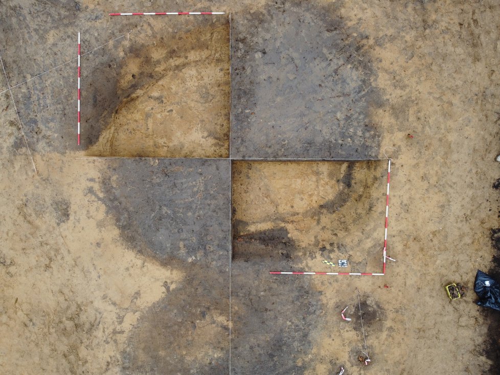 Archeologové z Archaia Brno našli v trase budoucí dálnice D55 mezi Moravským Pískem a Bzencem obrovské množství nálezů. Některé byly staré i šest tisíc let.