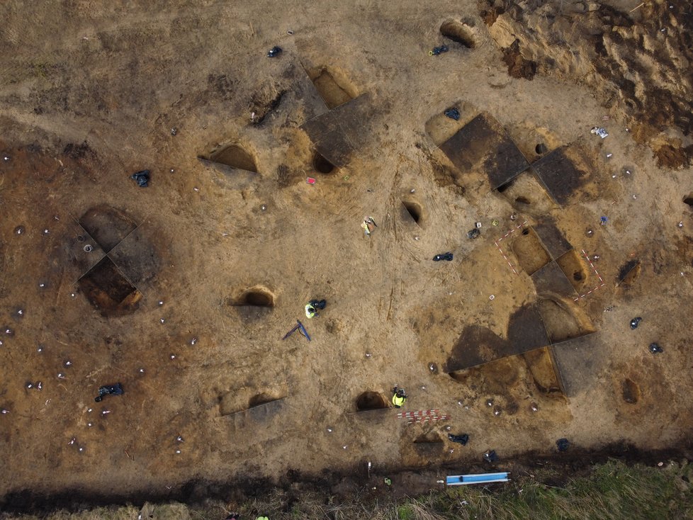 Archeologové z Archaia Brno našli v trase budoucí dálnice D55 mezi Moravským Pískem a Bzencem obrovské množství nálezů. Některé byly staré i šest tisíc let.