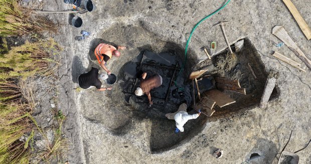 Archeologové našli na trase plánovaného obchvatu Břeclavi keltskou studnu starou více než dva tisíce let.