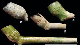 Kolekce nejstarších nalezených dýmek ze 17. století v Michli.