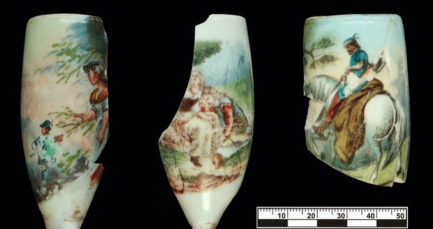 Fragmenty mladších malovaných porcelánových dýmek z 2. poloviny 19. až počátku 20. století z Michle.