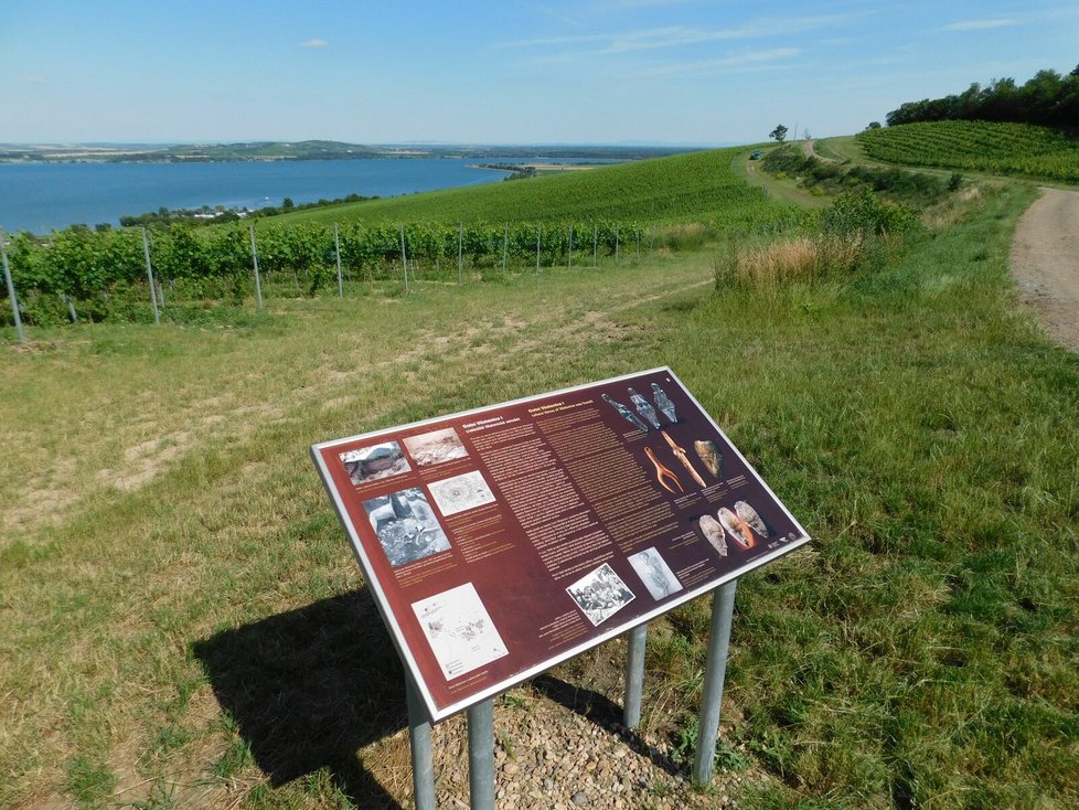 Jedna ze zastávek na archeostezce mezi Pavlovem a Dolními Věstonicemi.