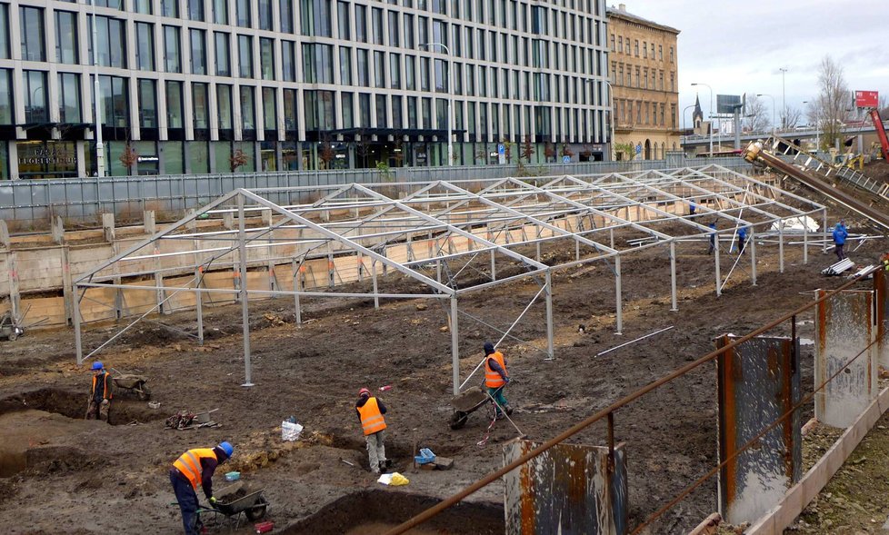 Vyhřívaný stan, který zakrývá v nynější době místo vykopávek, je dlouhý 50 metrů a široký 12 metrů.