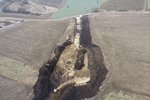 Celkový letecký pohled na nové významné archeologické naleziště mezi Karlínem a Hovorany na Hodonínsku.