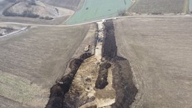 Celkový letecký pohled na nové významné archeologické naleziště mezi Karlínem a Hovorany na Hodonínsku.