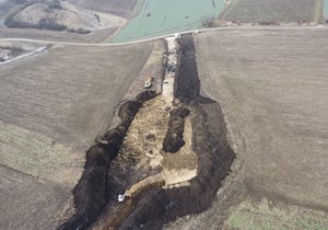 Celkový letecký pohled na nové významné archeologické naleziště mezi Karlínem a Hovorany na Hodonínsku.