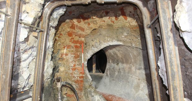 Archeologové vykopali pod hotelem Slavia v centru Brna základy půlválcové bašty.