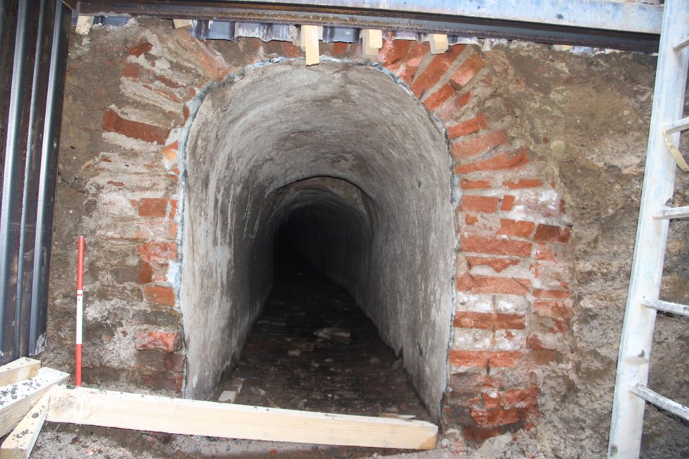 Archeologové vykopali pod hotelem Slavia v centru Brna základy půlválcové bašty.