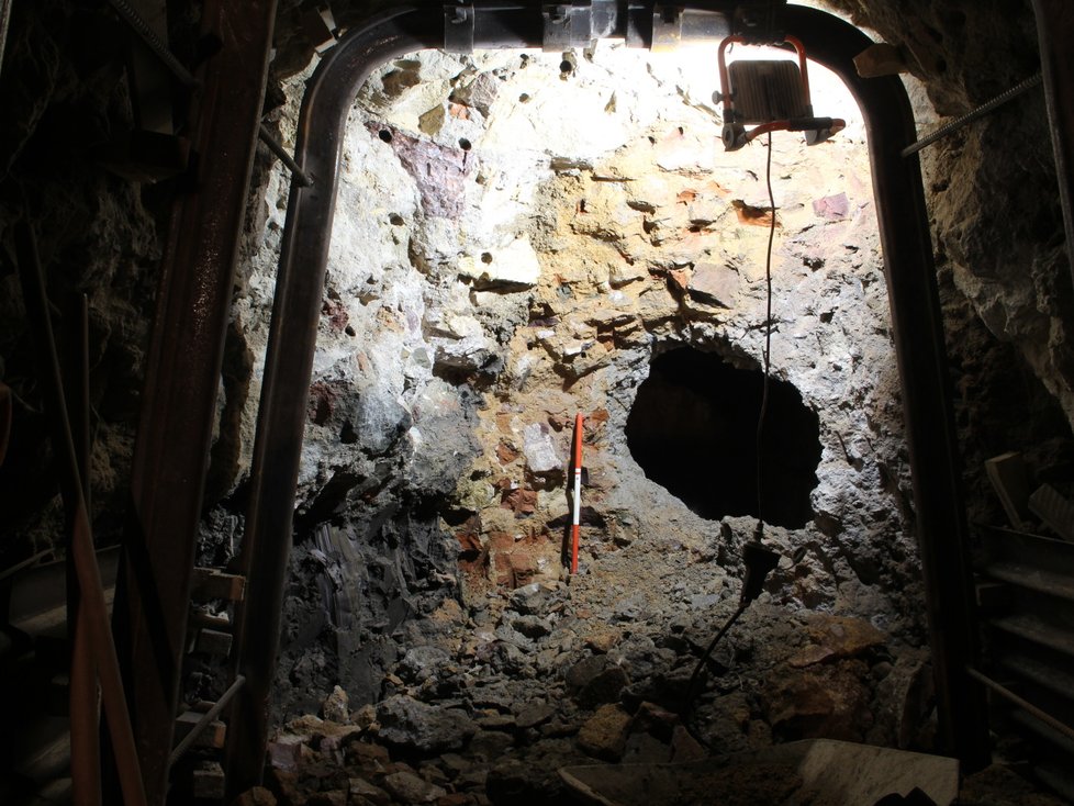 Archeologové nacházejí při průzkumu podzemí  Solniční ulice v centru Brna hodně středověkých památek. Skrývají se čtyři až osm metrů pod současným  povrchem.