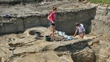 "Středověká D1": Archeologové našli v Brně 900 let starou cestu, jsou na ní ještě vyježděné koleje