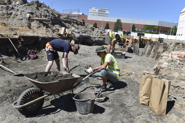 Archeologové pracují v areálu bývalé brněnské Vlněny už více než rok.