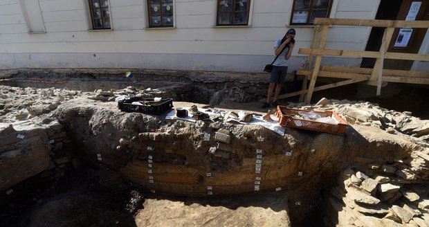 Archeologové při průzkumu v centru Karviné v těsné blízkosti regionální knihovny odkryli zbytky rohového měšťanského domu na Masarykově náměstí, který není zakreslen ani v dobových katastrálních mapách.