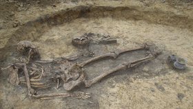 Tak vypadá pohřebiště únětické kultury. Tento hrob odkryli archeologové ve Šlapanicích před dvěma lety.