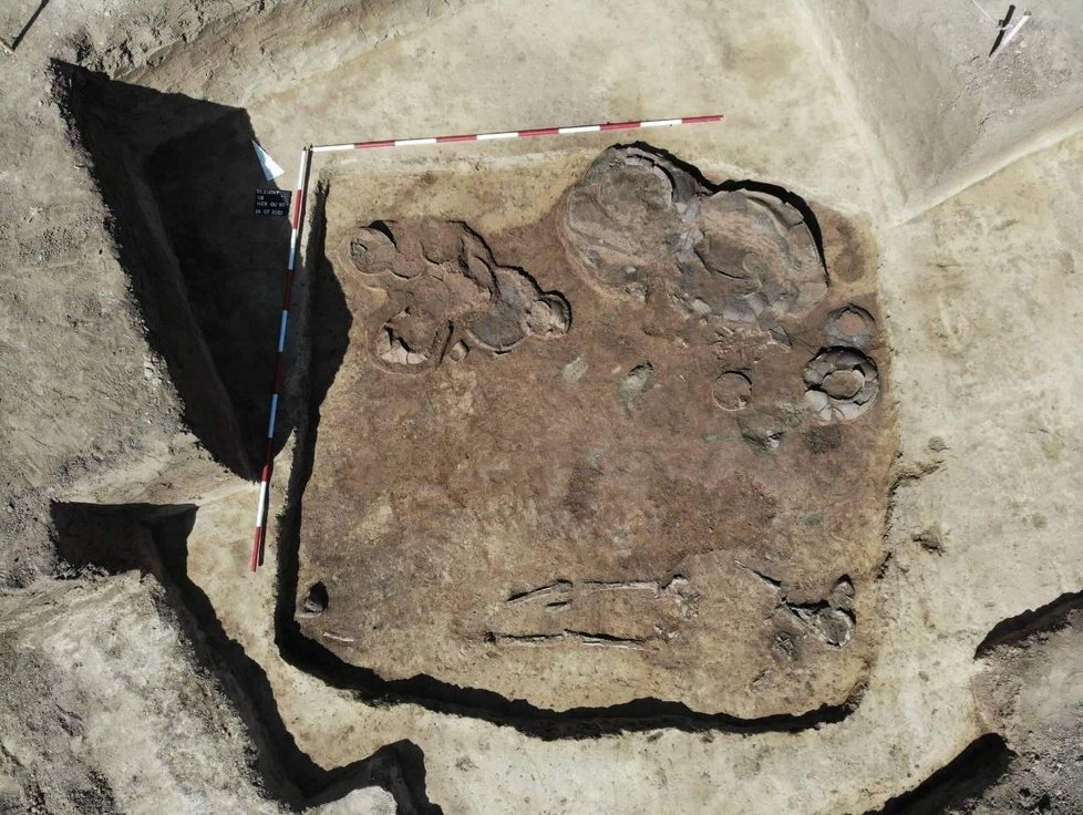 Halštatský hrob z doby železné (asi 750-480 př. n. l.), ve kterém měl zemřelý bohatou keramickou výbavu, bronzové šperky, železný nůž a masitou potravu.