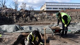 Archeologové i brigádníci pracují při odkrývání historie brněnských Nových sadů v rouškách a dodržují přísná hygienická pravidla.