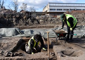 Archeologové i brigádníci pracují při odkrývání historie brněnských Nových sadů v rouškách a dodržují přísná hygienická pravidla.