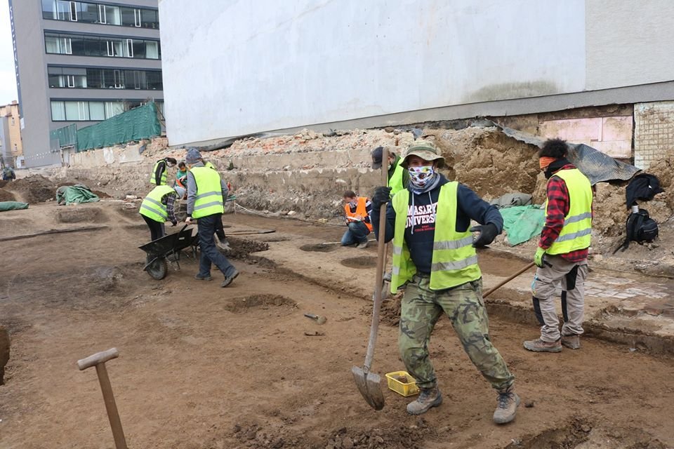 Archeologové i brigádníci pracují při odkrývání historie brněnských Nových sadů v rouškách a dodržují přísná hygienická pravidla.