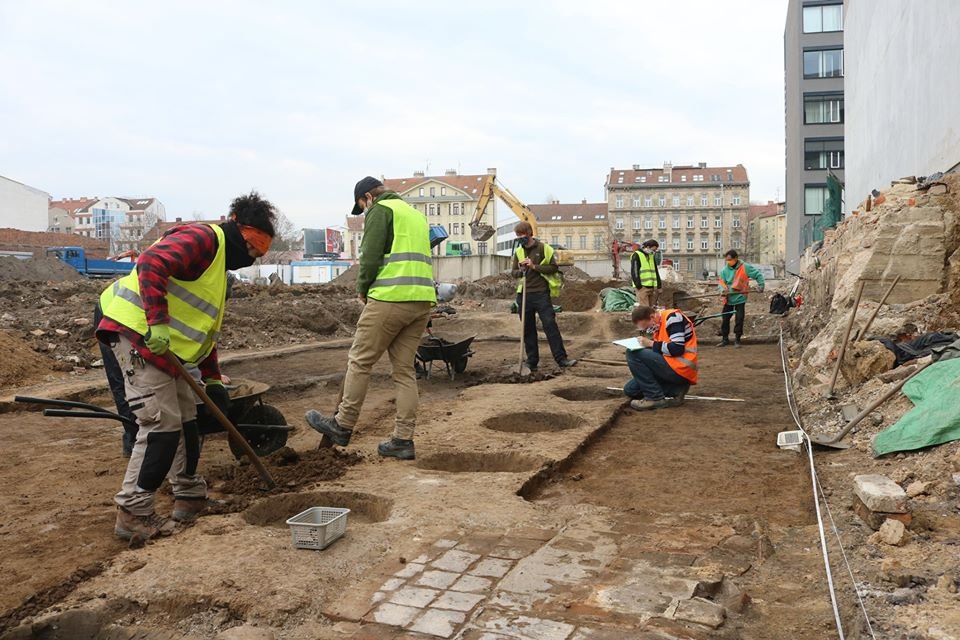 Archeologové i brigádníci pracují při odkrývání historie brněnských Nových sadů v rouškách a dodržují přísná hygienická pravidla.