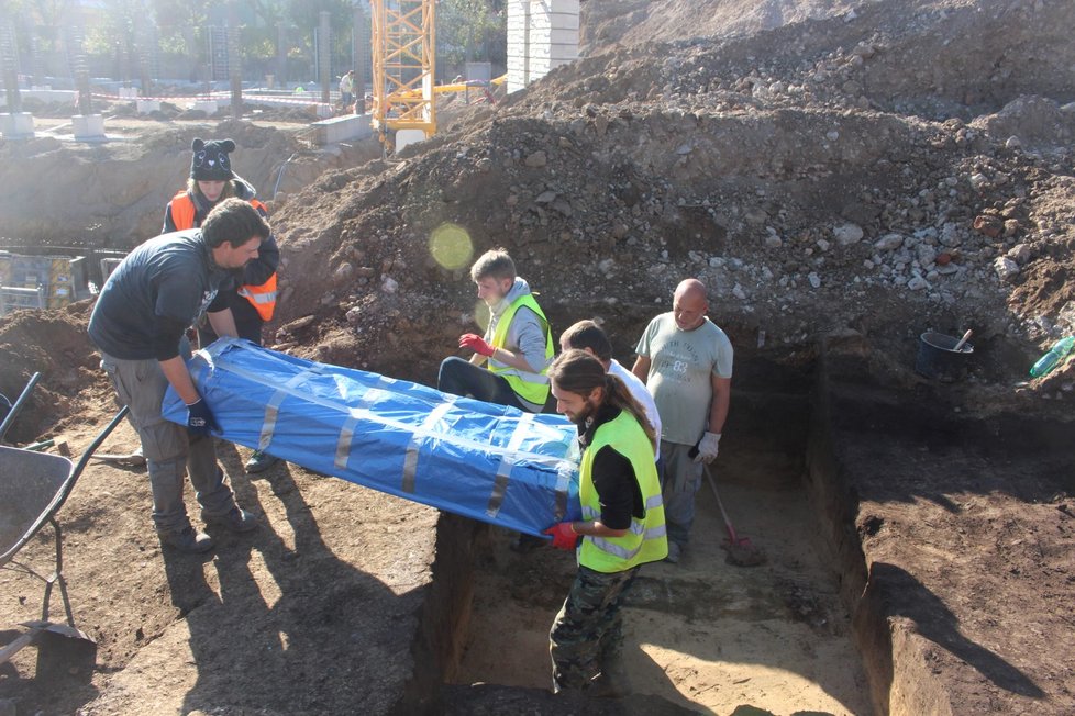 Archeologové rakev opatrně vyzvedli a neporušenou ji převezli do Ústavu soudního lékařství Fakultní nemocnice u sv. Anny v Brně.