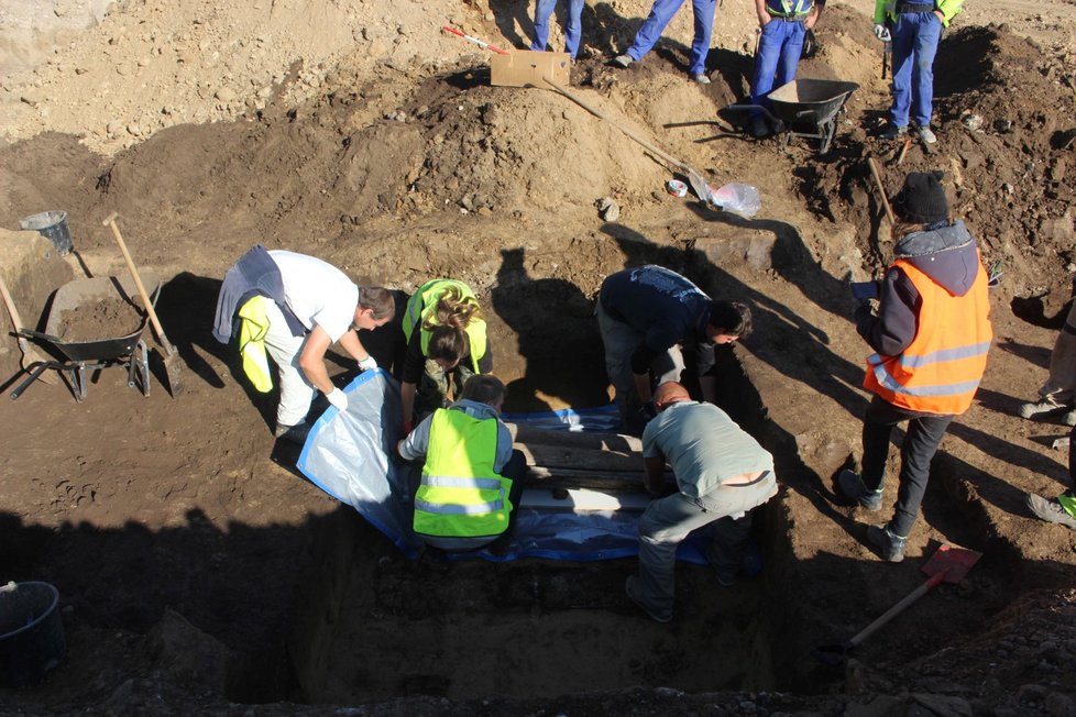 Archeologové rakev opatrně vyzvedli a neporušenou ji převezli do Ústavu soudního lékařství Fakultní nemocnice u sv. Anny v Brně.