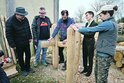 Kopie pravěké dřevěné studny vykopané před sedmi roky u Ostrova na Chrudimsku vzniká v Archeoparku ve Všestarech. Historici ji tesají za použití replik dobových nástrojů i postupů, tak aby poznali, jak ji vyráběli před více než 7000 lety.