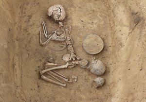 Mrtví starověcí lukostřelci byli u Holubic pohřbeni s bohatou výbavou. V hrobech měli kromě jiného výrazně zdobené poháry a mísy.