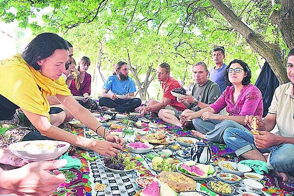 Na slavnostní tabuli, kterou archeologům připravili místní, nechybí masové speciality, ovoce, zelenina a ořechy.