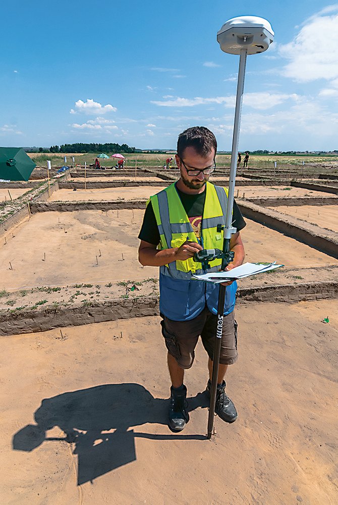 Vedoucí sektoru Martin Sabol zaměřuje archeologický nález za pomoci přesné GPS