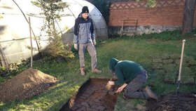 Archeologové z Archaia Brno preparují dlažbu související se zástavbou zbořenou v roce 1882.