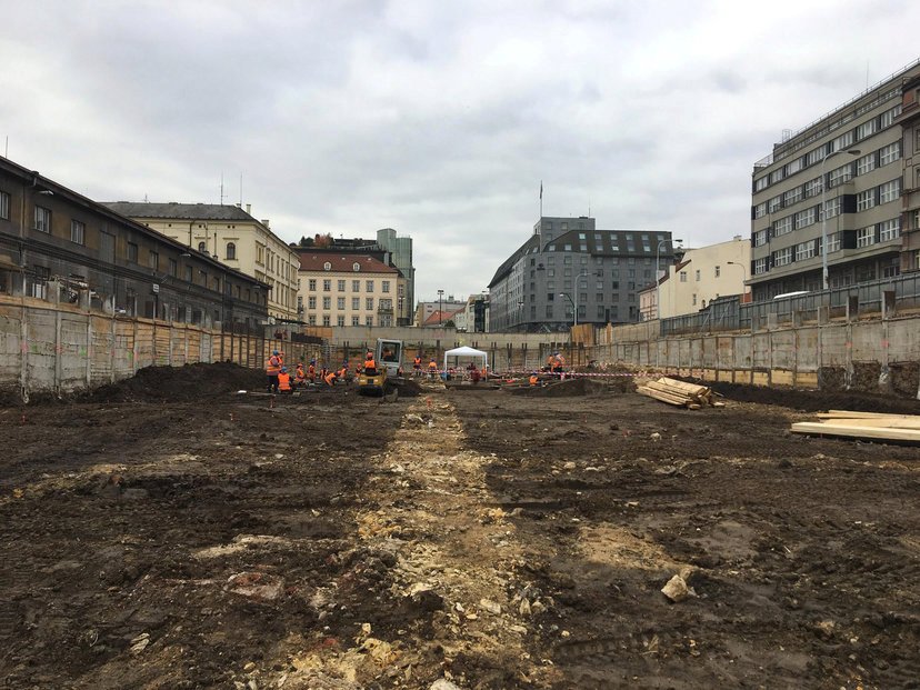 V ulici Na Florenci probíhá největší archeologický průzkum poslední doby.