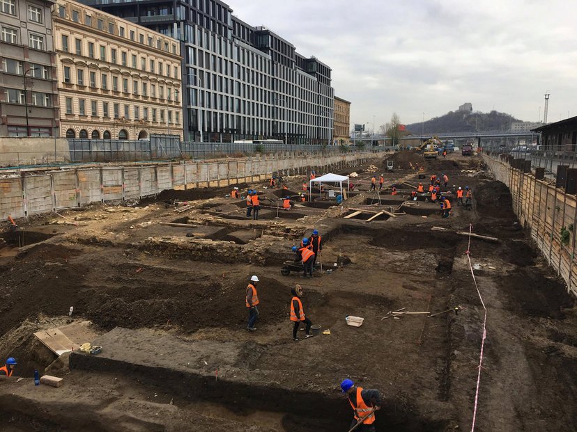 V ulici Na Florenci probíhá největší archeologický průzkum poslední doby.