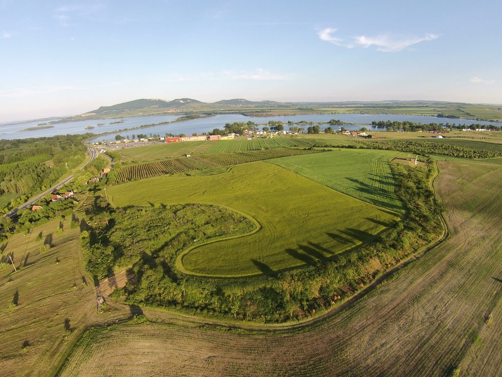 Letecký snímek lokality, kde byla doložena přítomnost Římanů (v pozadí Pálava).