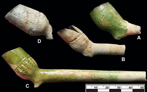 Kolekce nejstarších dýmek ze 17. století nalezených v Michli.