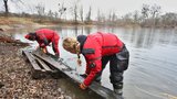 Archeologové vyzvedli z rybníka u Pohanska zbytky unikátní lodi: Zaskočilo je její stáří 