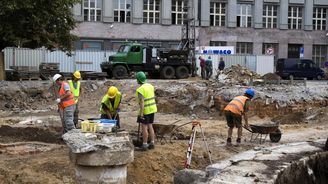 Při kopání kanalizace našli v Praze budovu ze 13. století