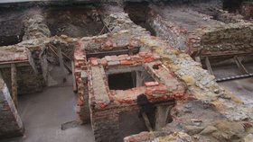 Archeologové zkoumají plochu pod nynějším parkovištěm. V budoucnu zde bude stát bytový dům.