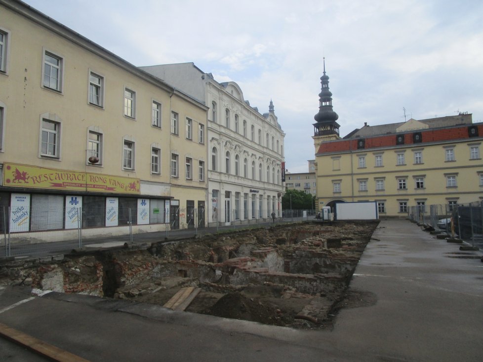 Archeologové zkoumají plochu pod nynějším parkovištěm. V budoucnu zde bude stát bytový dům.