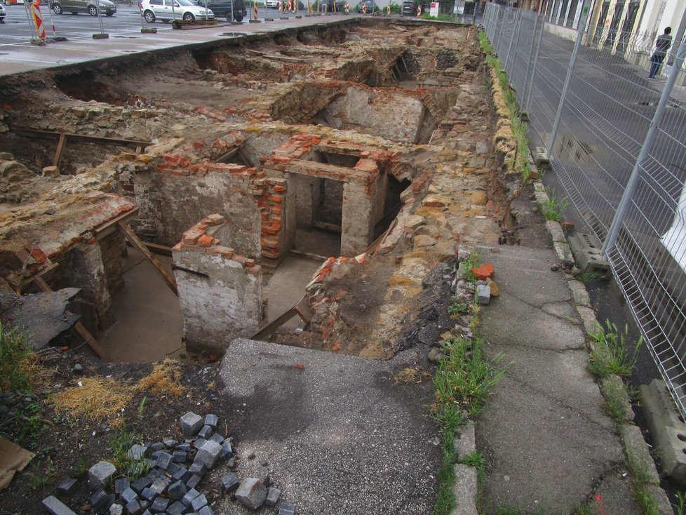 Archeologové zkoumají plochu pod nynějším parkovištěm. V budoucnu zde bude stát bytový dům.