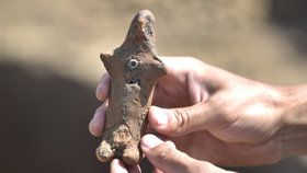 Archeologové objevili 3. května 2018 při vykopávkách u Otrokovic na Zlínsku souvisejících s výstavbou dálnice D55 unikát hliněné plastiky z doby bronzové.