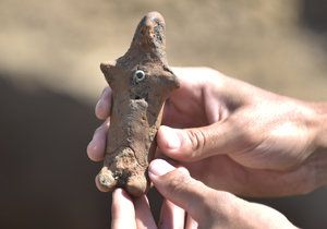 Archeologové objevili 3. května 2018 při vykopávkách u Otrokovic na Zlínsku souvisejících s výstavbou dálnice D55 unikát hliněné plastiky z doby bronzové.