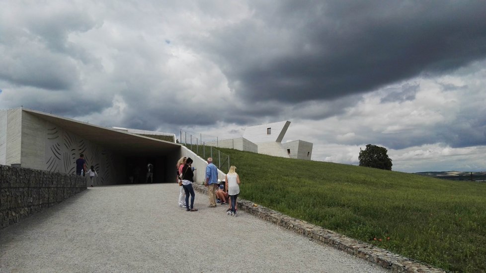 Atypický moderní archeopark v Pavlově je zapuštěn do země. Stojí mezi Pálavou a nádrží Nové mlýny.