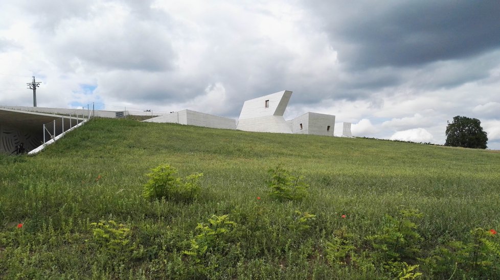 Atypický moderní archeopark v Pavlově je zapuštěn do země. Stojí mezi Pálavou a nádrží Nové mlýny.